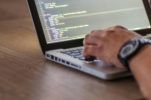 Softwareentwicklung auf einem Laptop